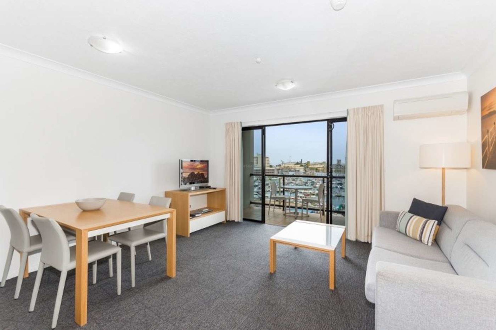 BRIGHT 1 BEDROOM APARTMENT IN TOWNSVILLE