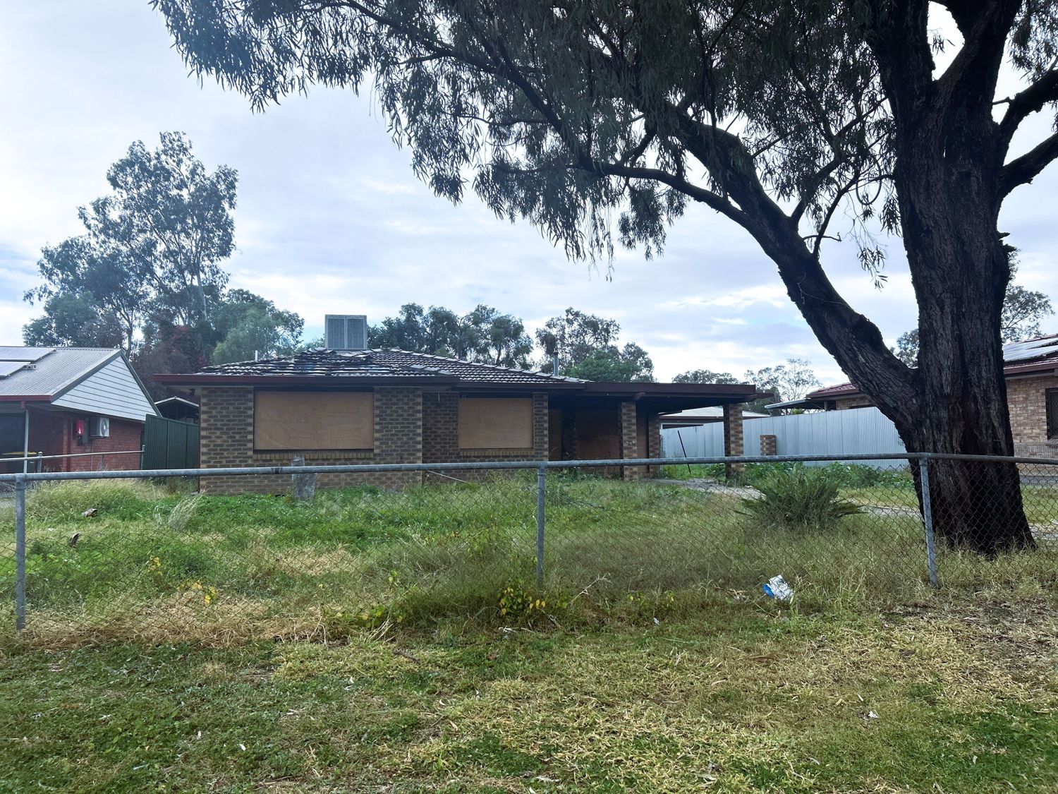BURNT-OUT HOUSE ON 935SQM - DEVELOPMENT POTENTIAL