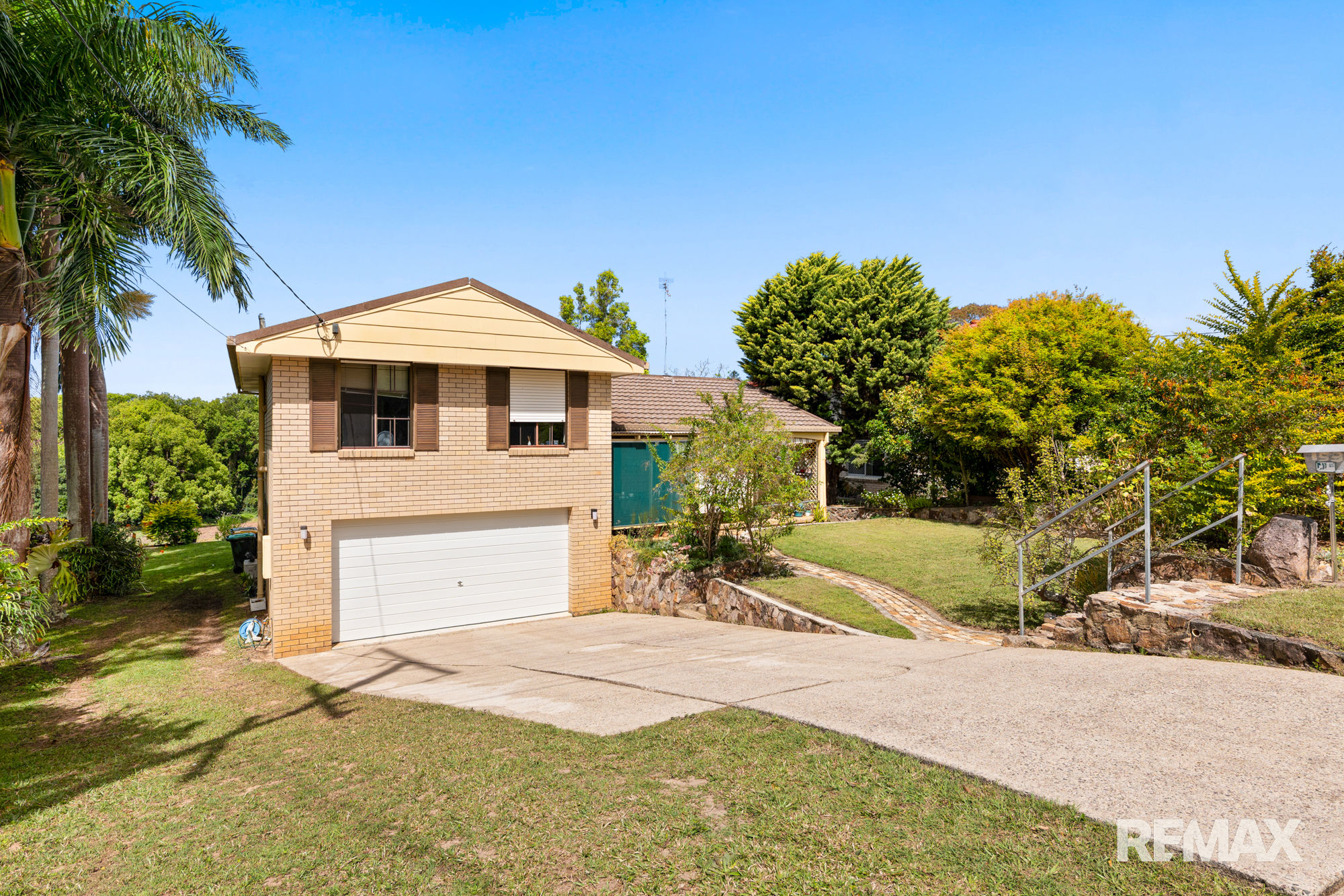 1980'S CHARM: POTENTIAL AND LOCATION SHINE