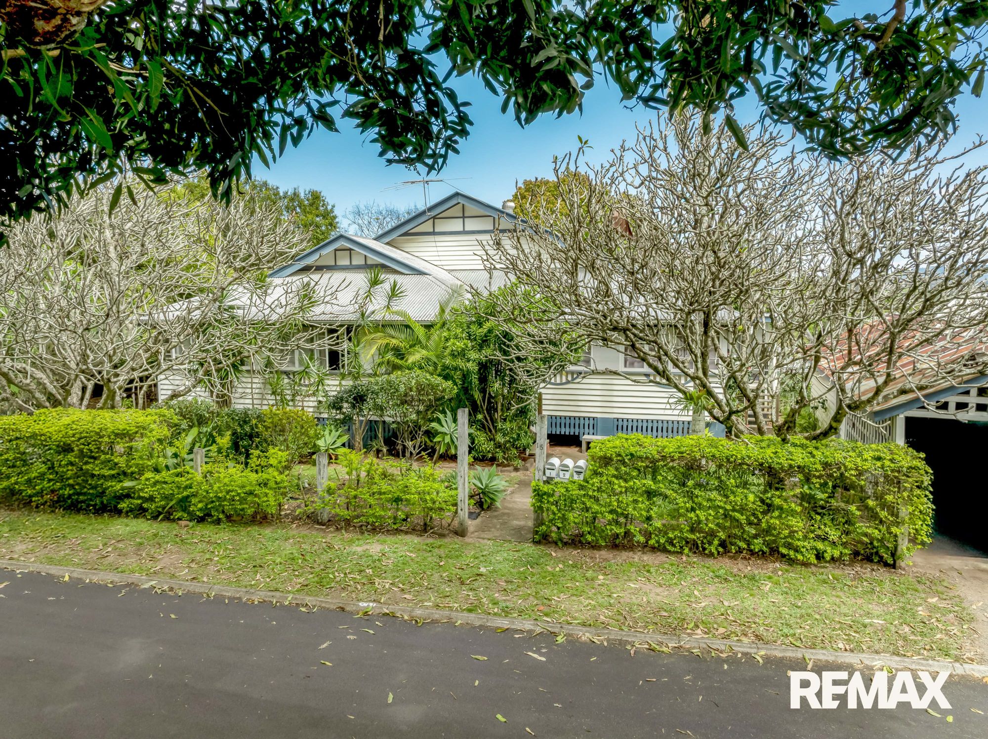 TRIPLEX CHARACTER HOME + SUBDIVISION POTENTIAL - HIGH-YIELD INVESTMENT!