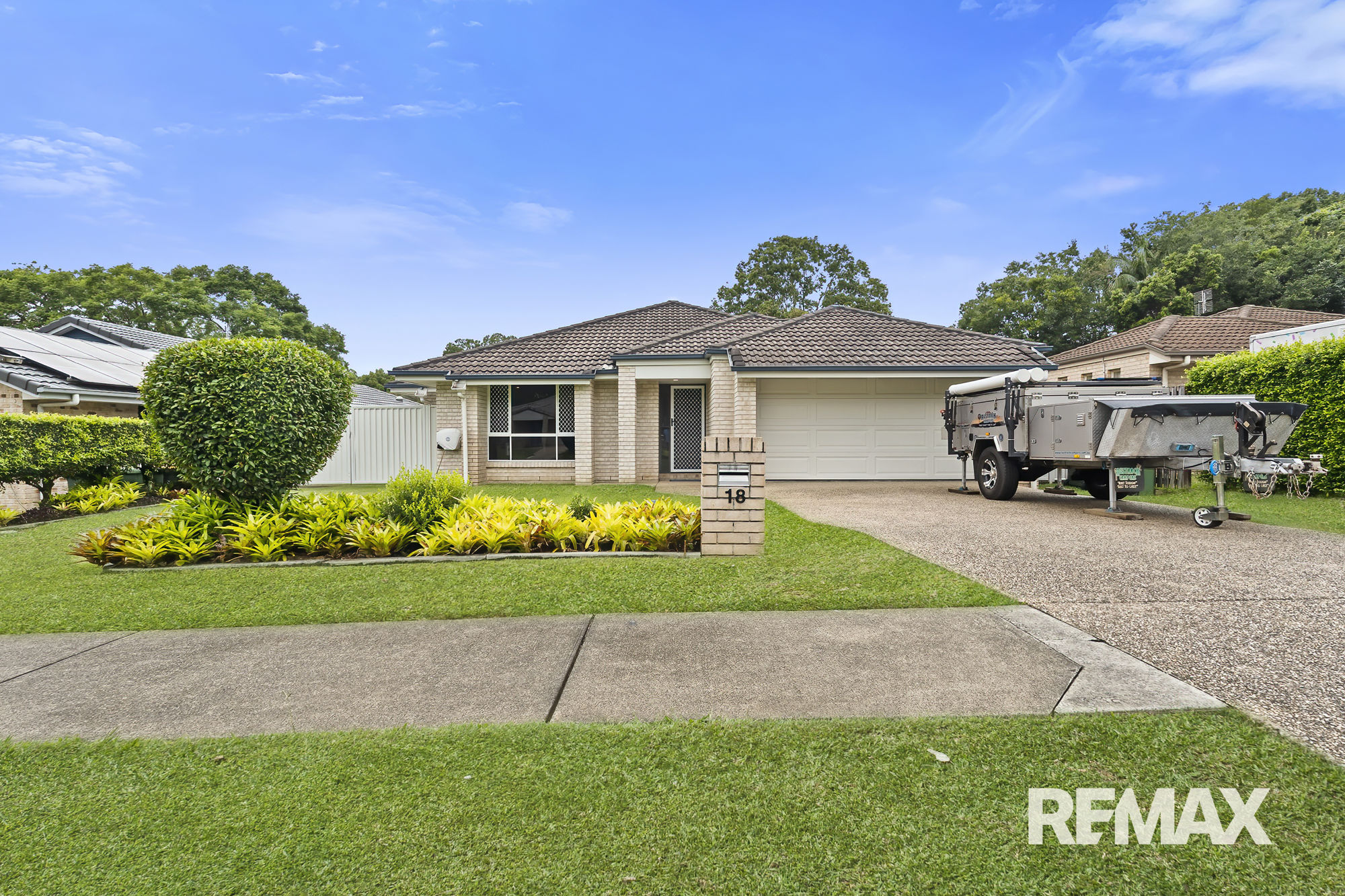 PRESENTATION PERFECT, LIGHT-FILLED LIVING ON FLAT FENCED BLOCK