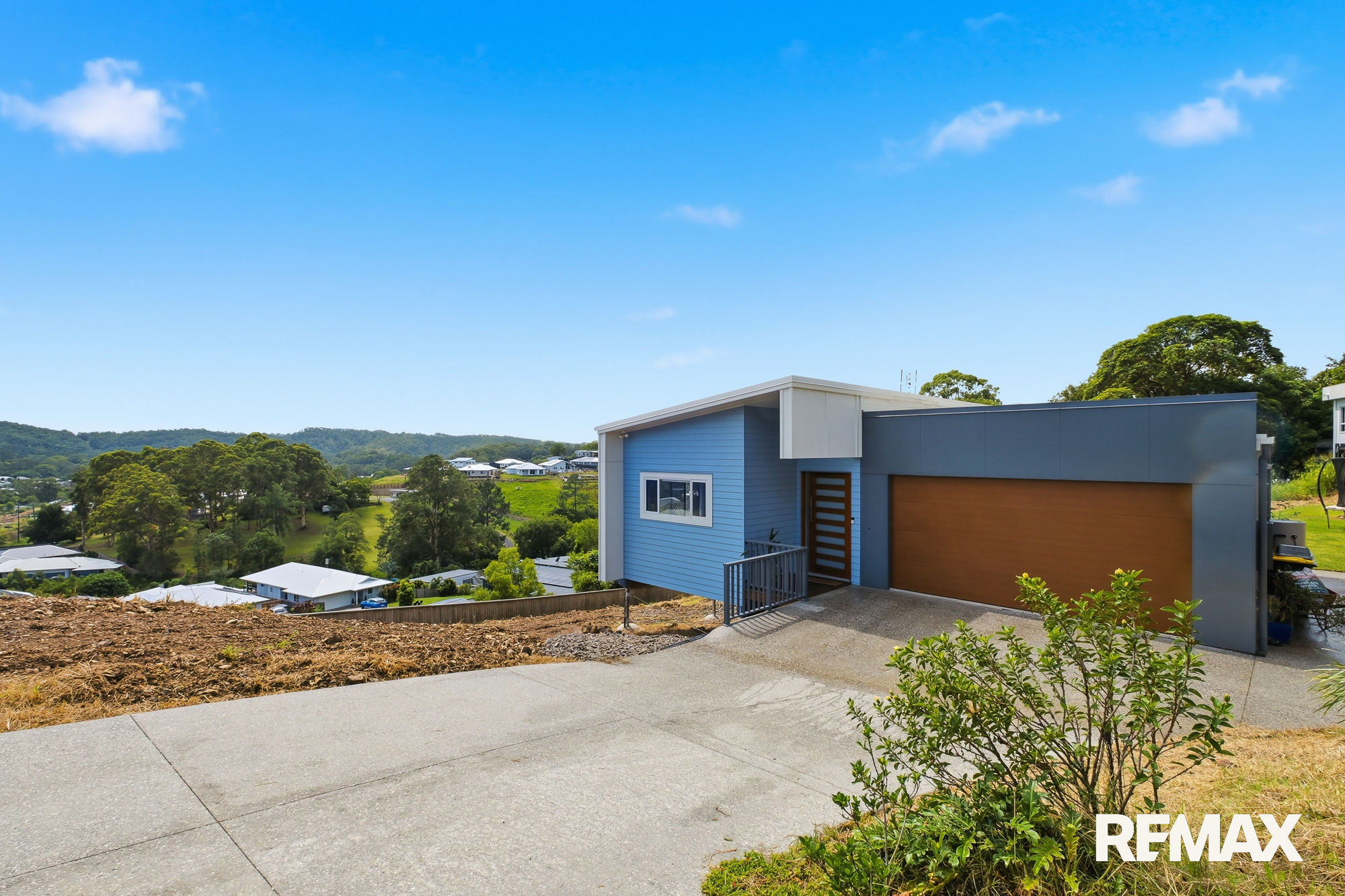 MODERN HINTERLAND LIVING WITH INCREDIBLE VIEWS