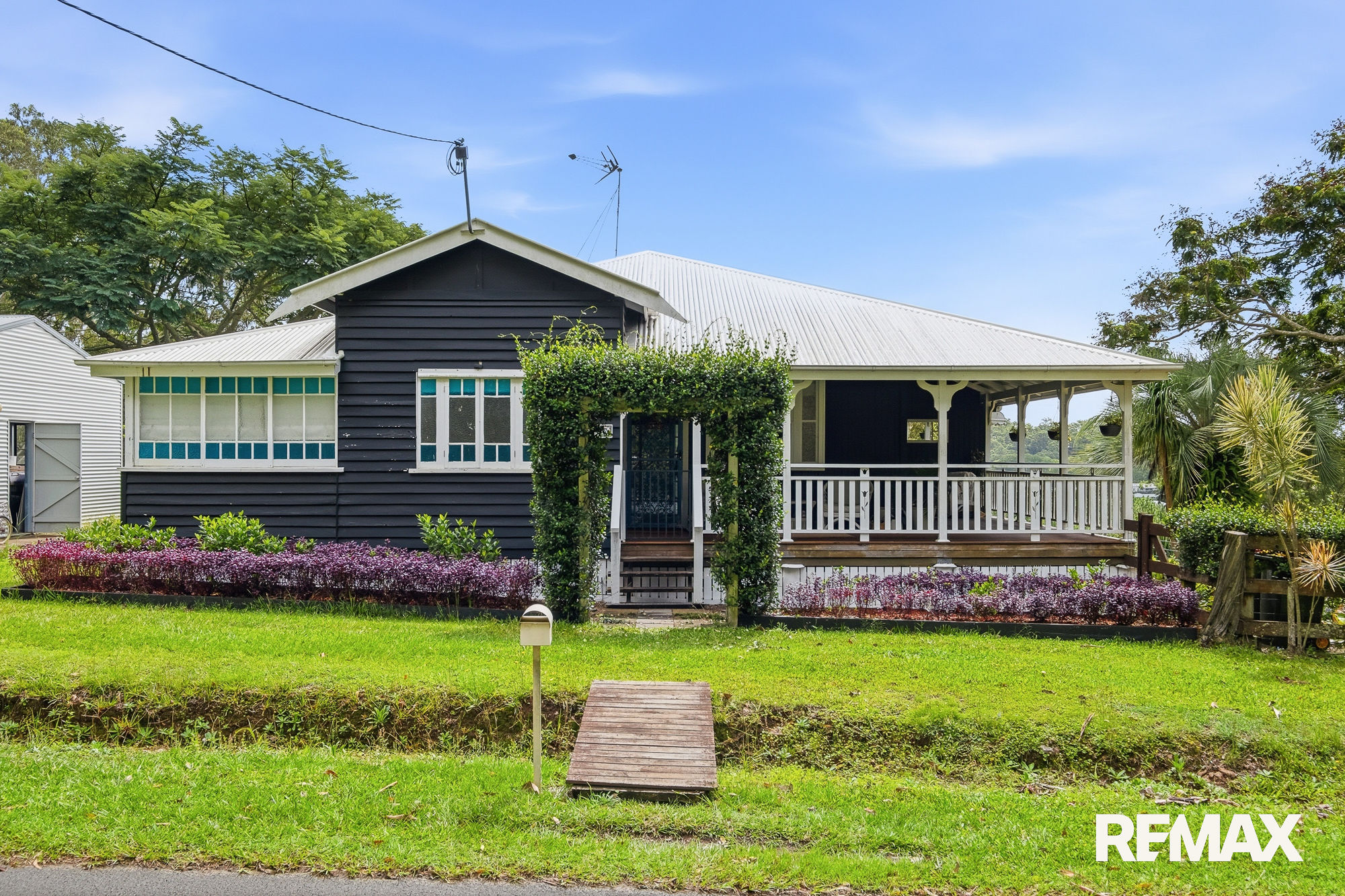 QUAINT QUEENSLANDER COTTAGE ON ACREAGE WITH LARGE SHED.