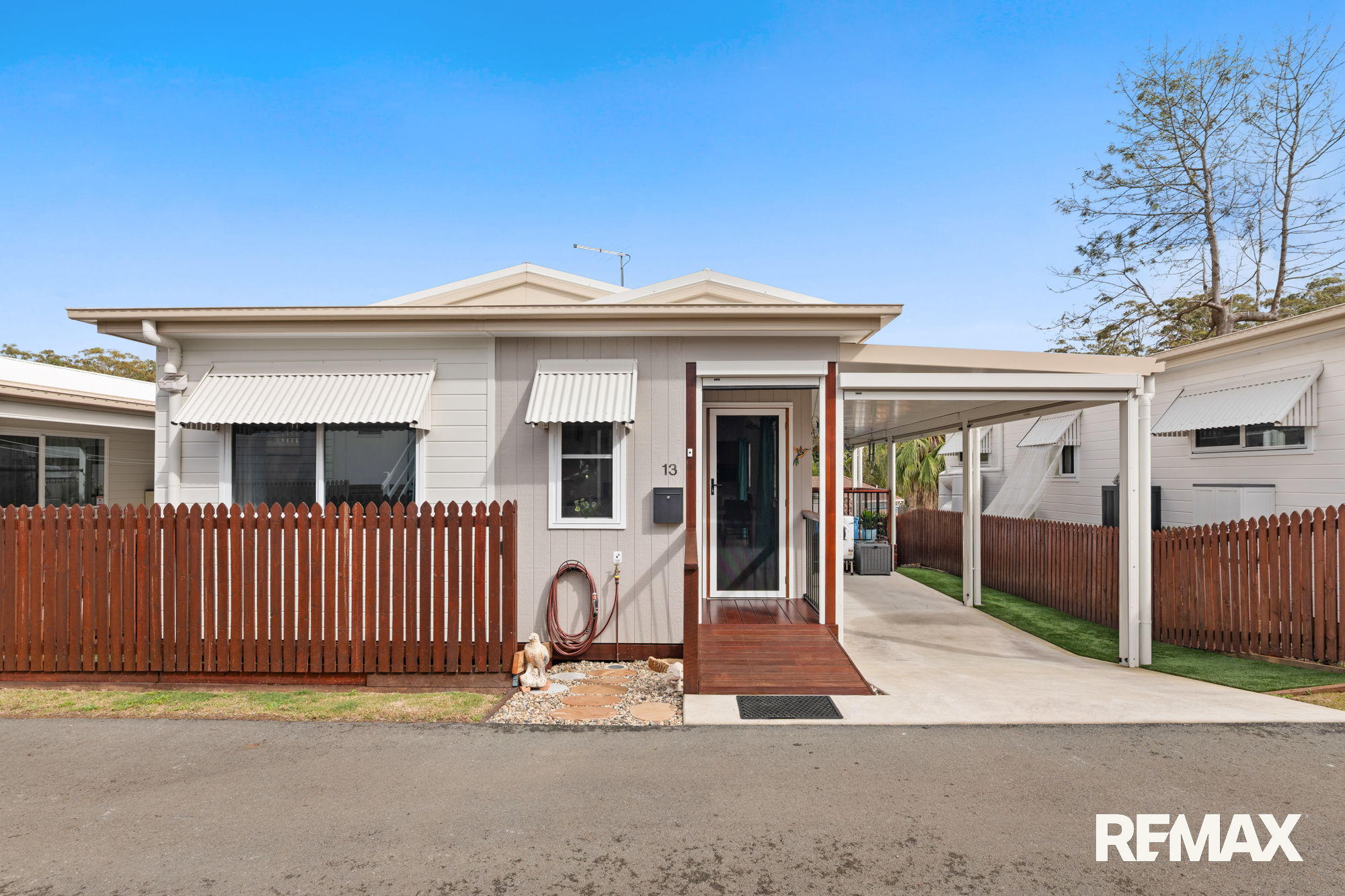 MAPLETON MAGIC: LOCK-AND-LEAVE LIVING AT LILYPONDS!