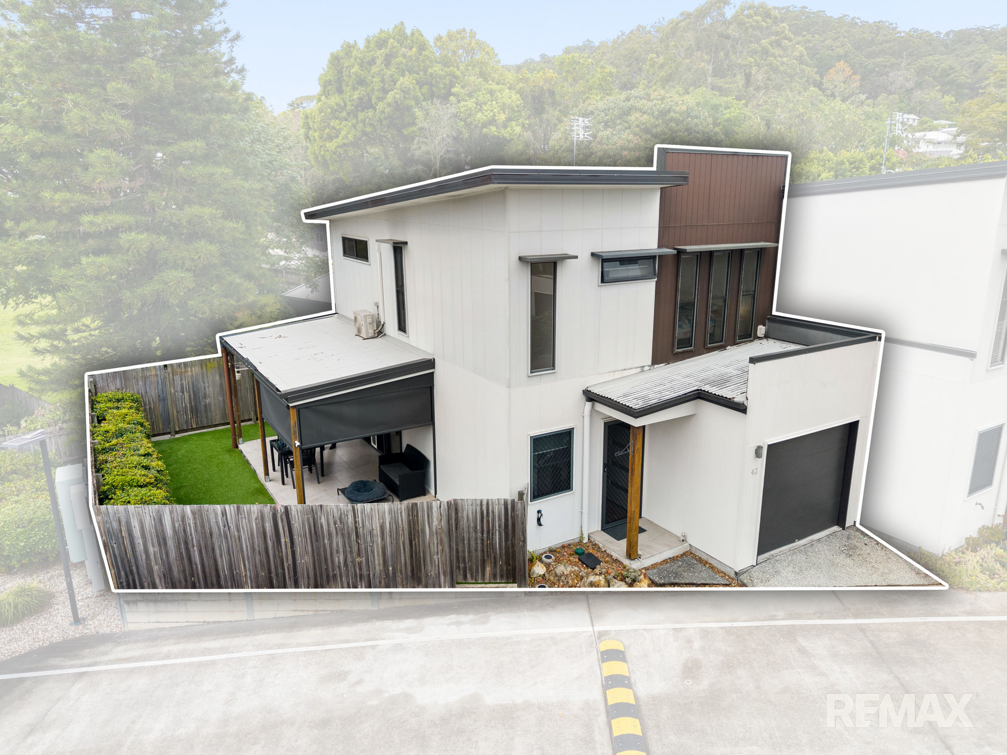 END-ROW PRIVACY WITH A NORTH-FACING COURTYARD