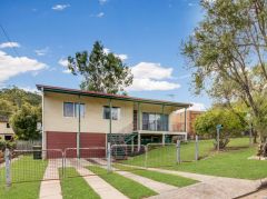 SPACIOUS 3 BEDROOM HIGHSET HOME WITH 2 GARAGES, FULLY AIR-CONDITIONED, WALKING DISTANCE TO KIN KORA SHOPPING CENTRE.