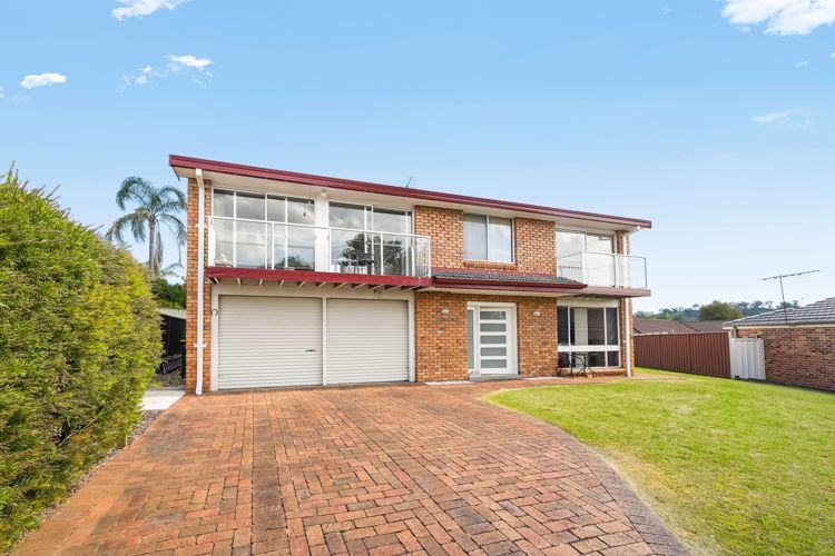SPACIOUS FAMILY LIVING WITH SCENIC VIEWS !!!