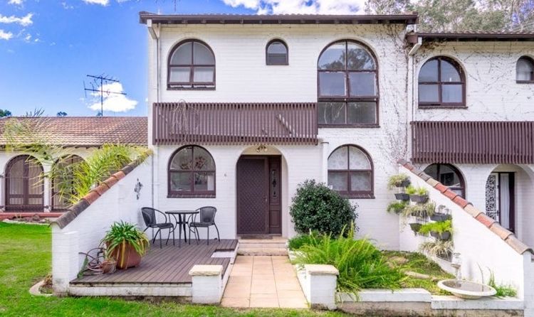 CHARMING TOWNHOUSE IN THE HEART OF INGLEBURN !!!