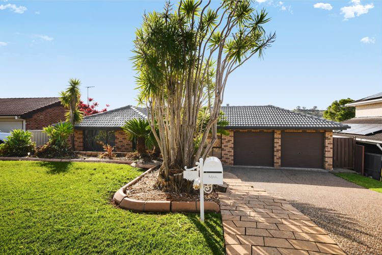 FAMILY LIVING WITH SCENIC HILLSIDE VIEWS !!!