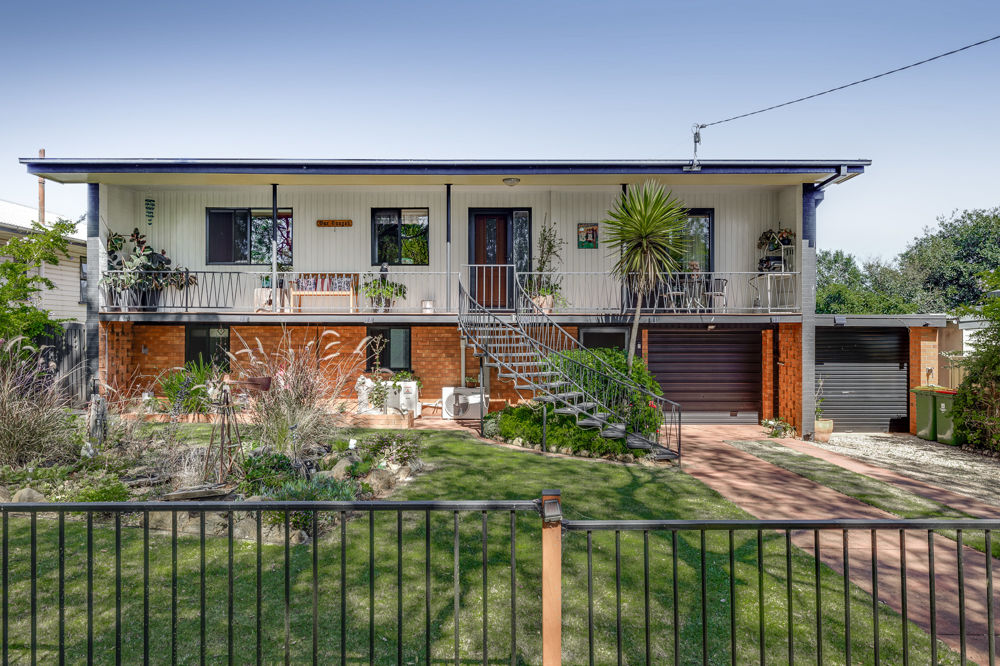 DUAL LIVING POTENTIAL ON CITY FRINGE! BIG FAMILY HOME ON 2 LOTS