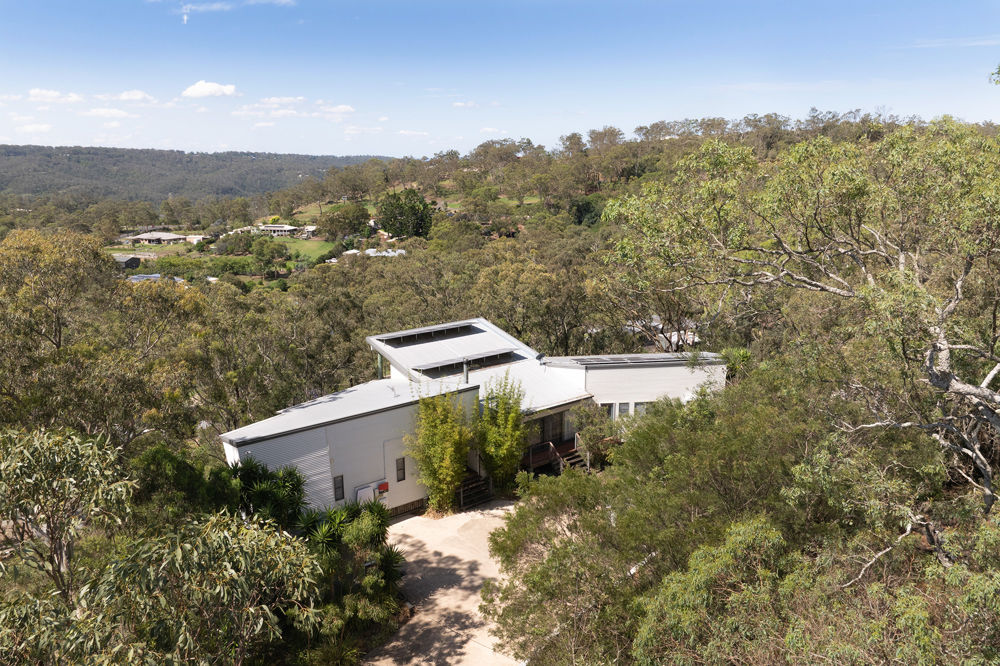 HILLSIDE VIEWS - SOARING FAMILY HOME!