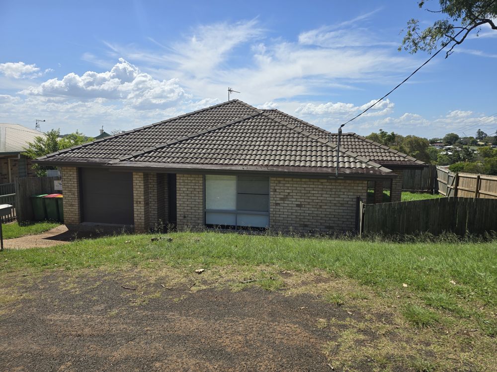 MODERN, PRIVATE & LOW MAINTENANCE - WALK TO USQ!