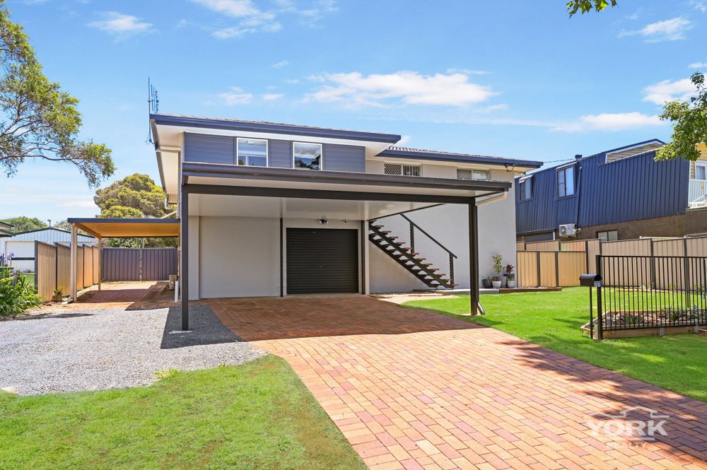 LOOKING FOR A LARGE RENOVATED BRICK HOME ON 1,012M² - CALL TO INSPECT