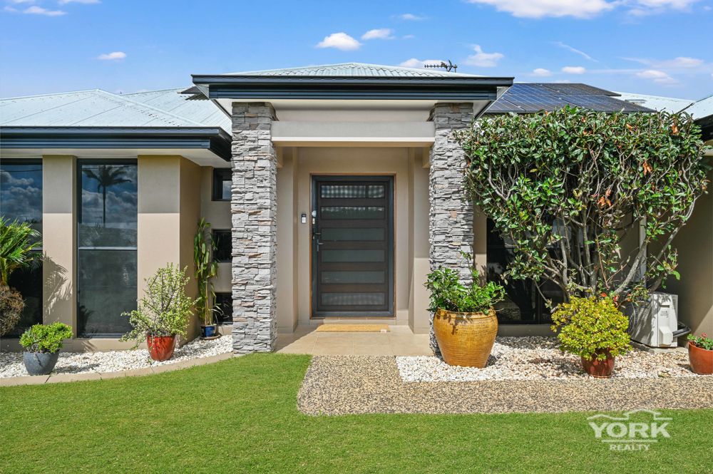 EXECUTIVE LIVING IN THE HEART OF MIDDLE RIDGE