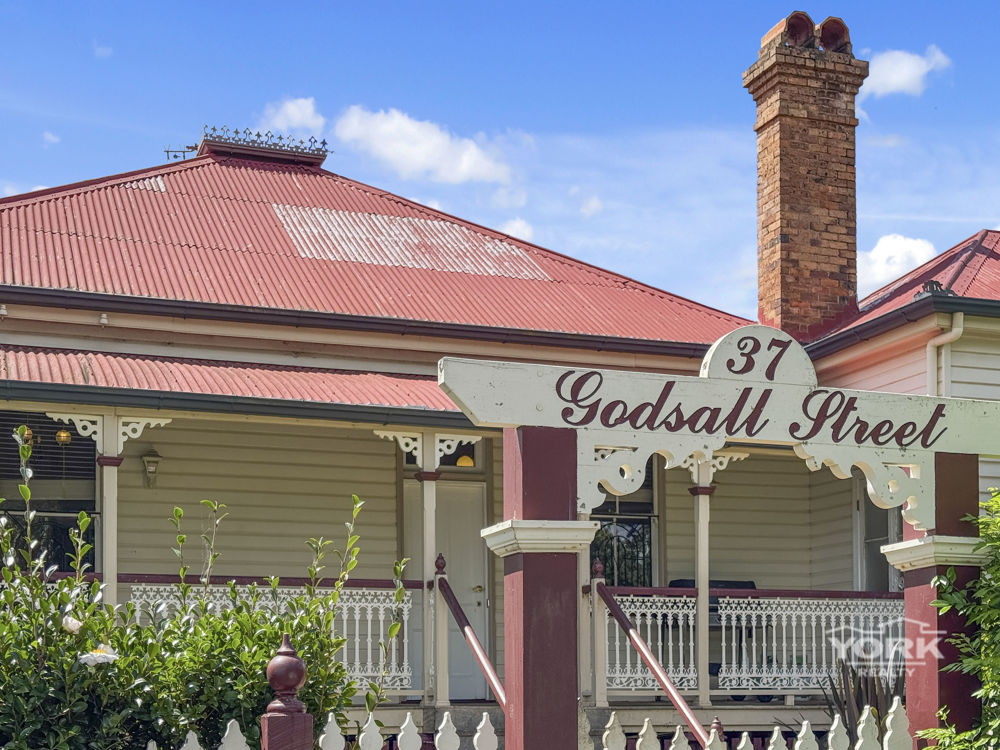 TIMELESS ELEGANCE OPPOSITE QUEENS PARK - A RARE EAST TOOWOOMBA OPPORTUNITY