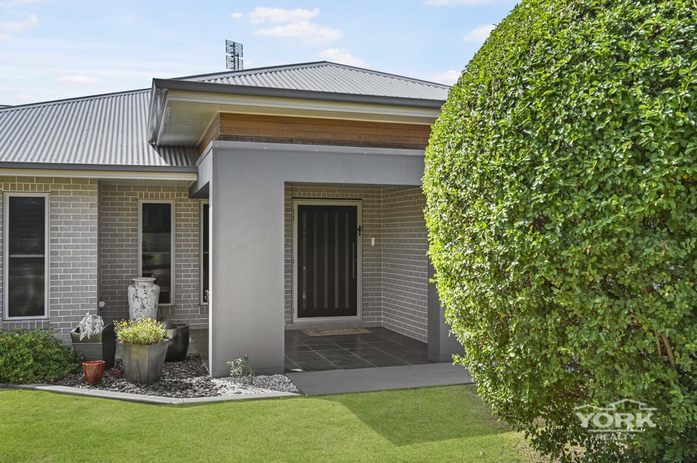 SPACIOUS EXECUTIVE LIVING ON 895M² - QUIET STREET, QUALITY HOME