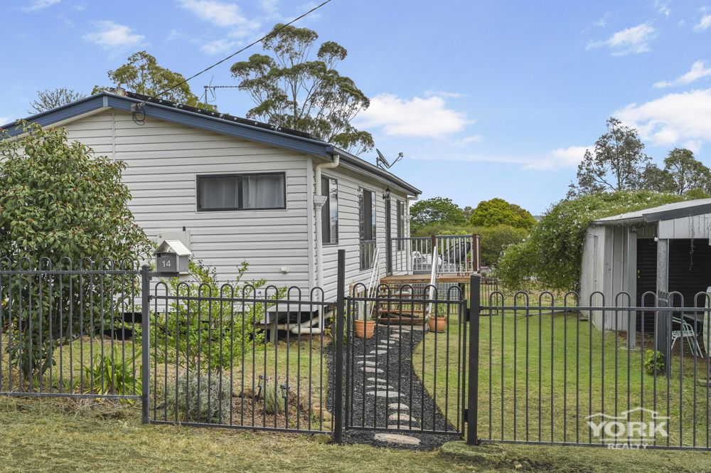PEACEFUL COUNTRY LIVING WITH ROOM TO BREATHE
