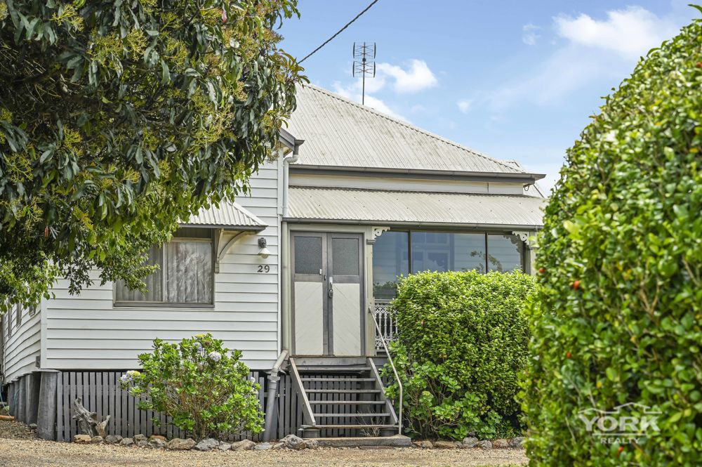 CHARACTER RESIDENCE ON 1,338M2 IN ROCKVILLE - FIRST TIME OFFERED IN 50 YEARS