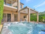 BEAUTIFUL HOME - SHORT WALK TO THE BEACH