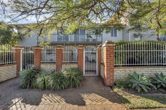 STYLISH RENOVATION - SPACIOUS TOWNHOUSE IN GATED COMPLEX - ASPLEY