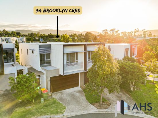 MODERN WATER FRONT TRI-LEVEL TERRACE HOME IN THE HEART OF ROBINA- NO BODY CORPORATE!