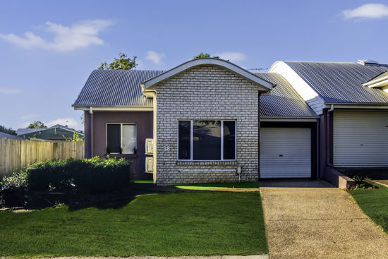 FULLY RENOVATED, STYLISH TOWNHOUSE IN ARBOUR GROVE ESTATE