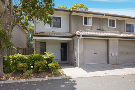 EXTRA LARGE TOWNHOUSE IN PEACEFUL COMPLEX!