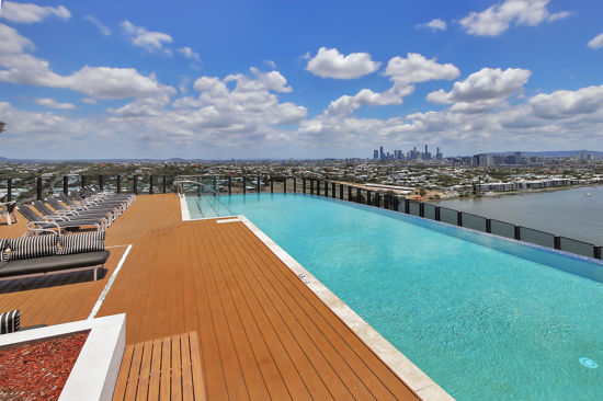 STYLISH INNER-CITY LIVING WITH GATEWAY BRIDGE VIEWS & RESORT-STYLE AMENITIES