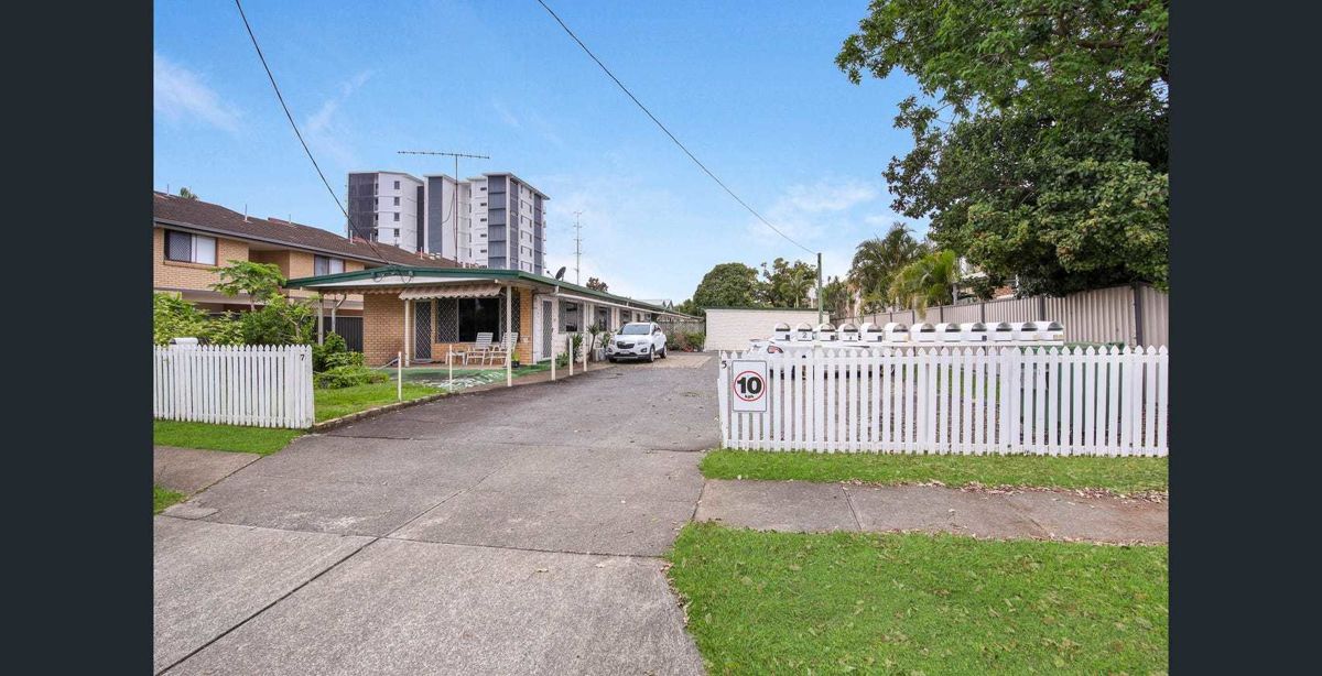 SINGLE BEDROOM UNIT CLOSE TO BROADWATER  - LABRADOR