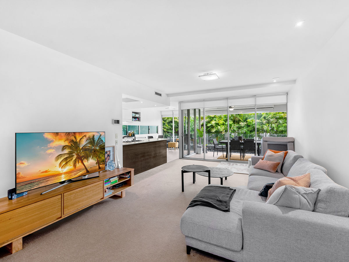 SPACIOUS LIVING AT WEST END RESORT STYLE APARTMENT