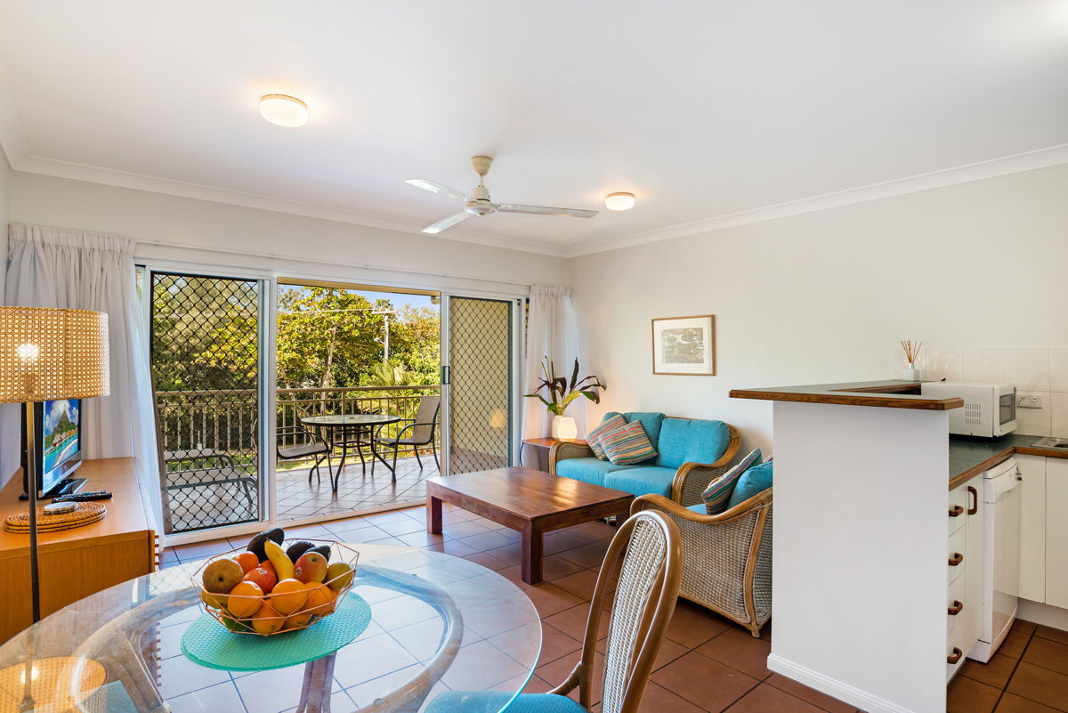 COASTAL LIVING WITH CORAL SEA GLIMPSES