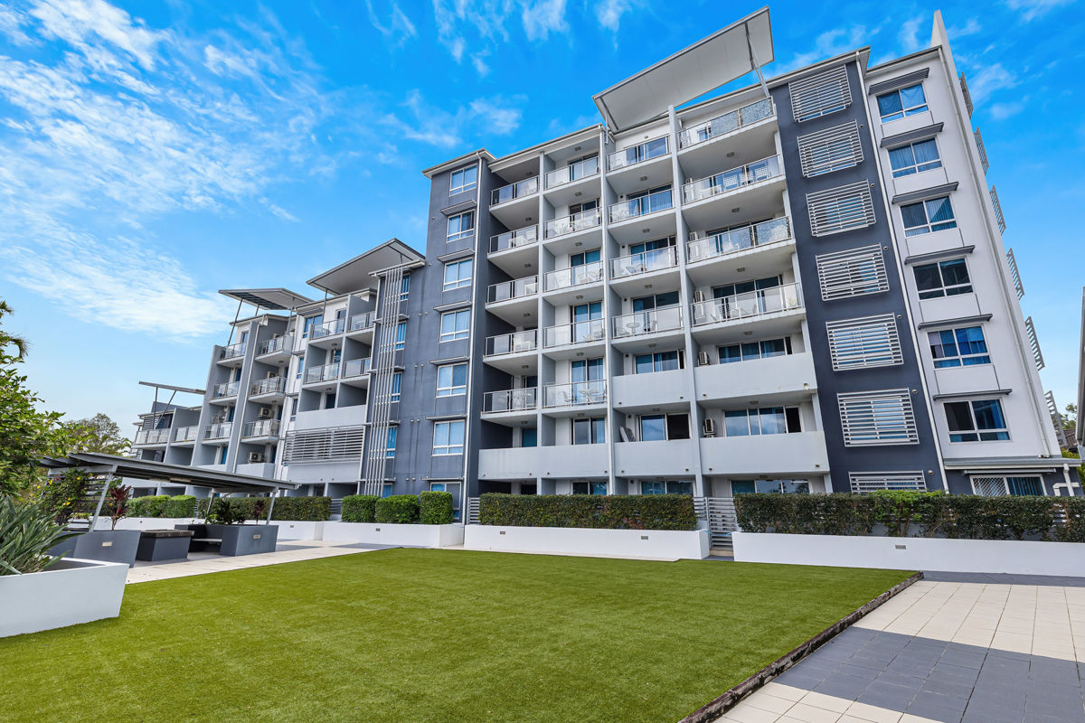 STYLISH DUAL KEY APARTMENT WITH ELEVATED POSITION & STRONG RETURNS 1110 & 1110A / 3 MAIN STREET, VARSITY LAKES OFFERS ABOVE $779,000 CONSIDERED