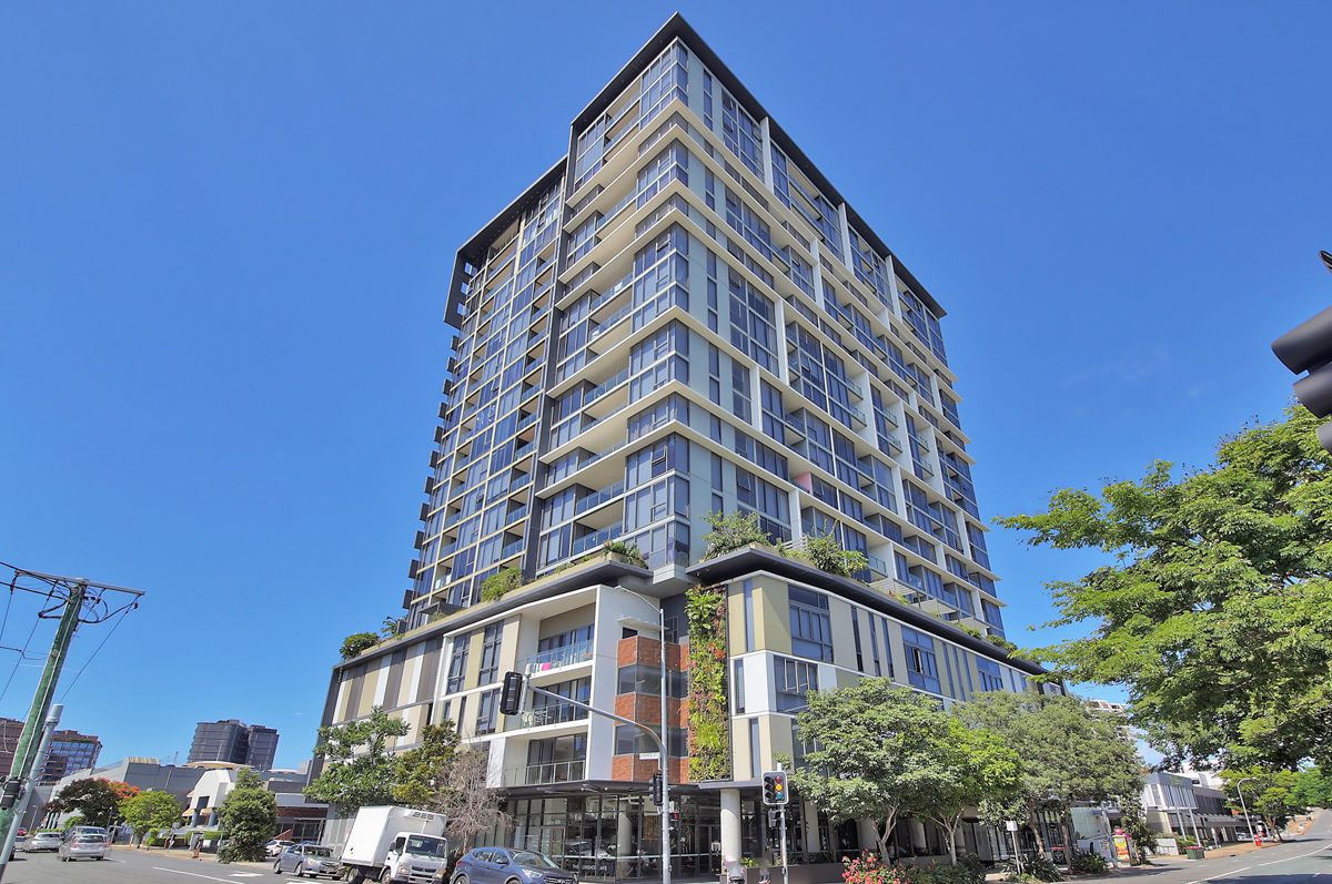 MODERN ELEVATED LIVING IN THE HEART OF TOOWONG