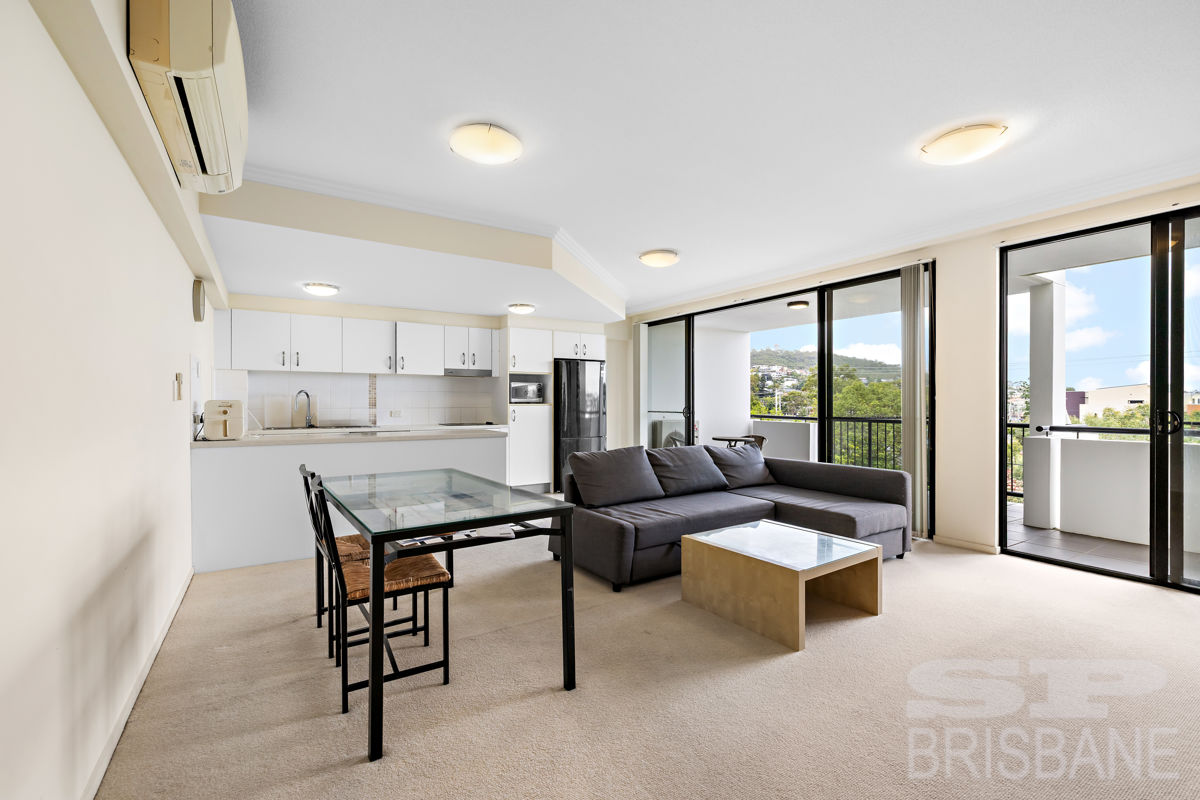 PENTHOUSE APARTMENT WITH IMMACULATE PRESENTATION IN PRIME LOCATION