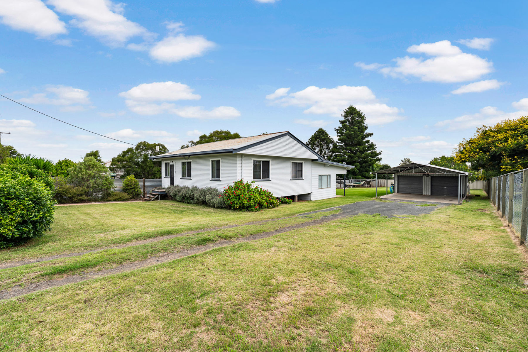 STUNNING HOME ON 1,347M² BLOCK + SHED & CARPORT!