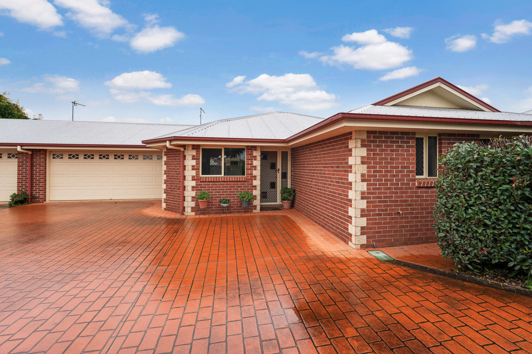 IMMACULATE UNIT IN A QUIET, SOUGHT-AFTER LOCATION!