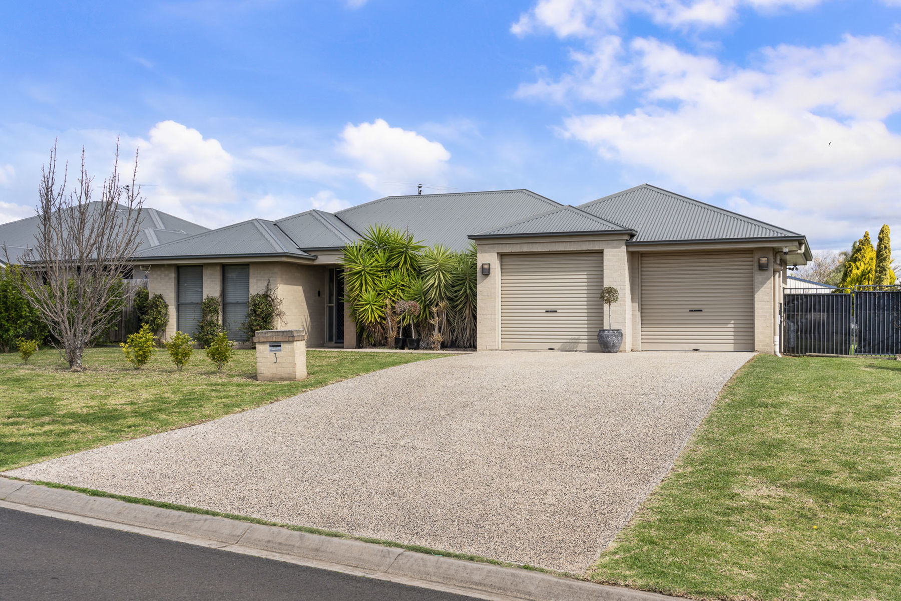 SPACIOUS FAMILY LIVING ON 1,067M² BLOCK