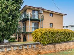 CONVENIENT AND COZY UPSTAIRS UNIT IN NEWTOWN