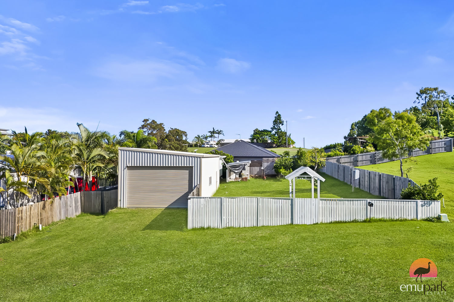 COASTAL OPPORTUNITY - GUEST HOUSE + APPROVED PLANS JUST 900M TO BEACH!