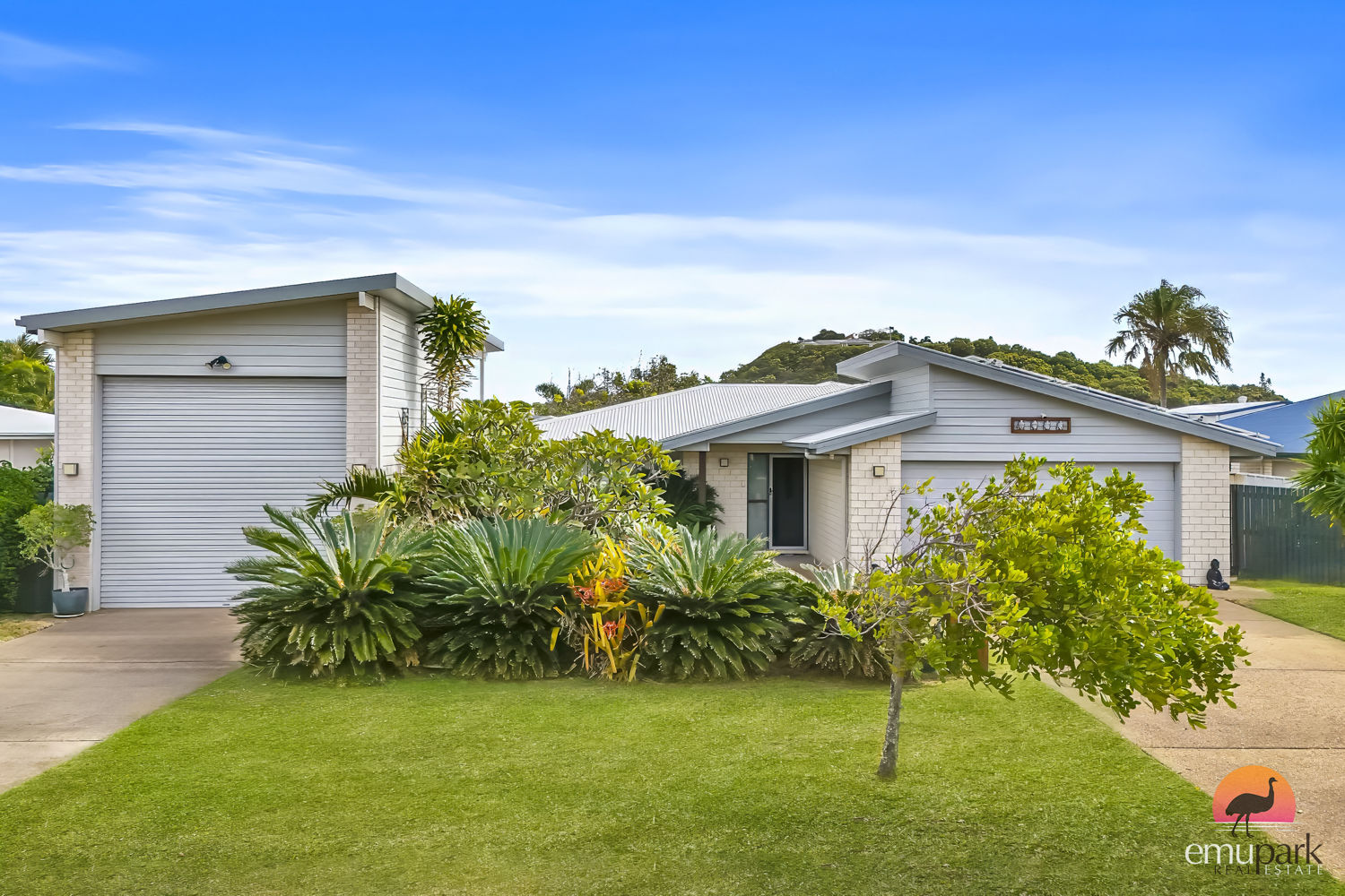 ONE OF A KIND COASTAL LIVING JUST METRES FROM MULAMBIN BEACH!