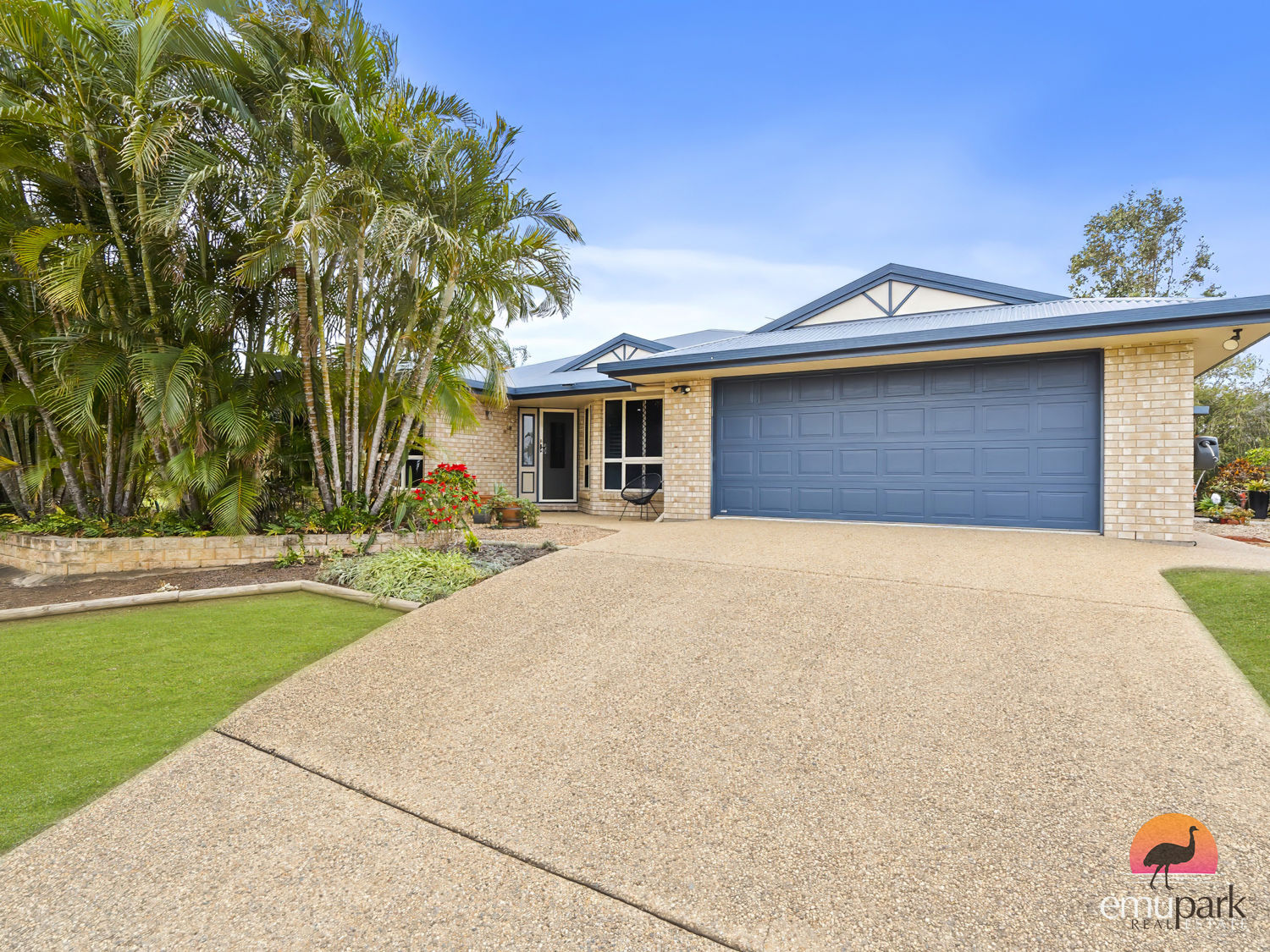 IMMACULATE LOWSET ON AN ACRE