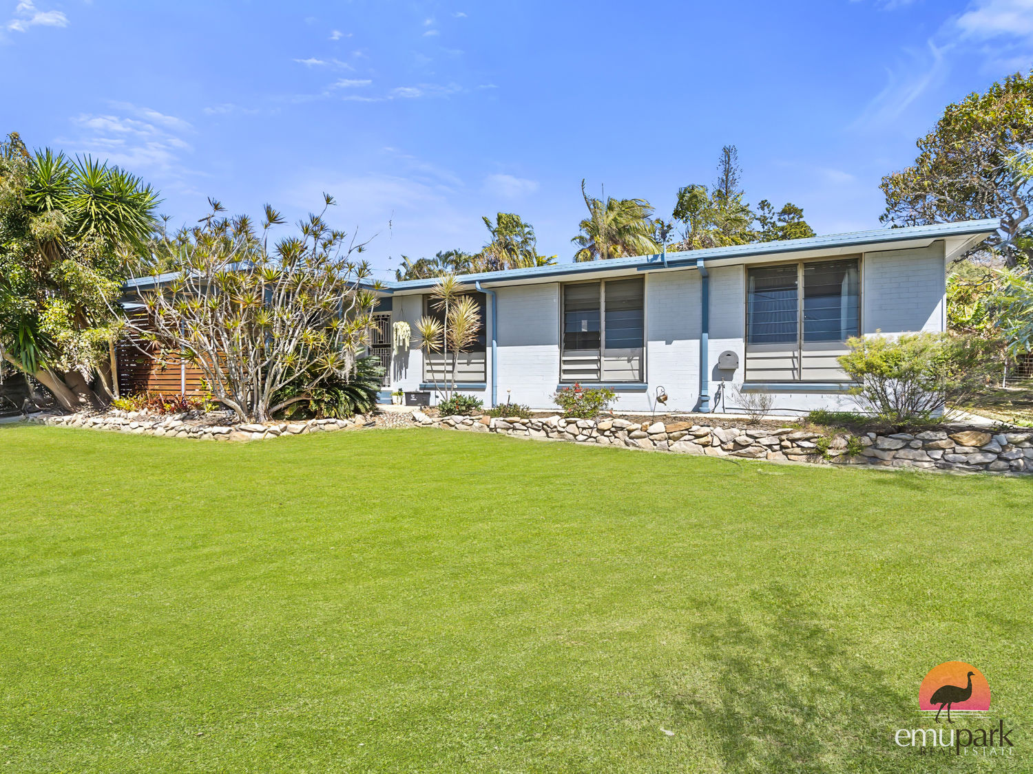 CLOSE TO BEACH EMU PARK