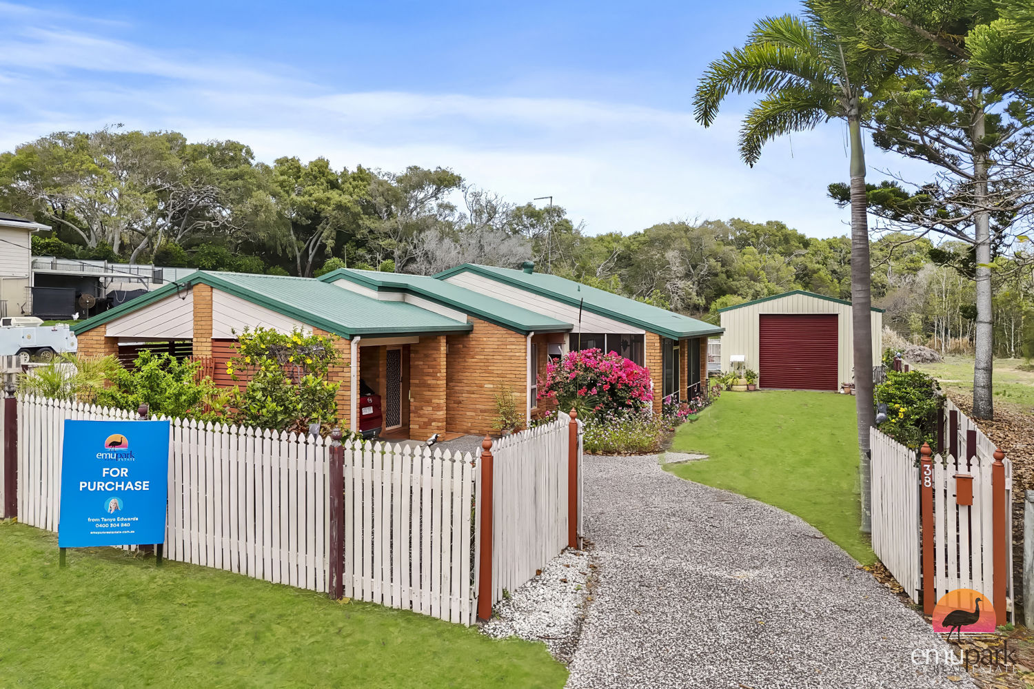 COASTAL LIVING JUST 300 METRES FROM THE BEACH - ROOM FOR THE CARAVAN!