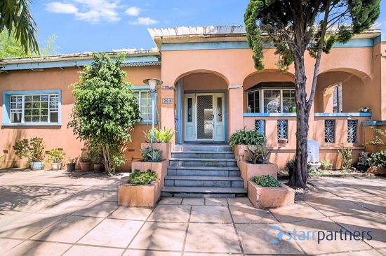 FLEXIBLE, CONVENIENT LIVING AND DEVELOPMENT OPPORTUNITY ON A GENEROUS 1,322SQM BLOCK