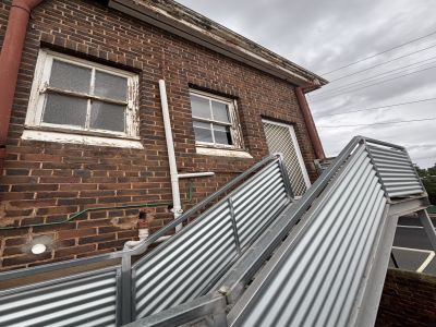 NEAT & TIDY UNIT IN PRIME MAIN STREET LOCATION