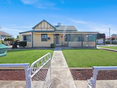 ENTERTAIN, RELAX AND ENJOY - CORNER BLOCK APPEAL!
