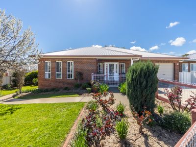 SPACIOUS FAMILY LIVING IN A PEACEFUL CUL-DE-SAC