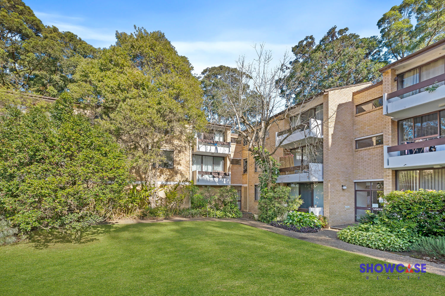 LOCATION, LOCATION, LIGHT RAIL, SHOPS & SCHOOLS