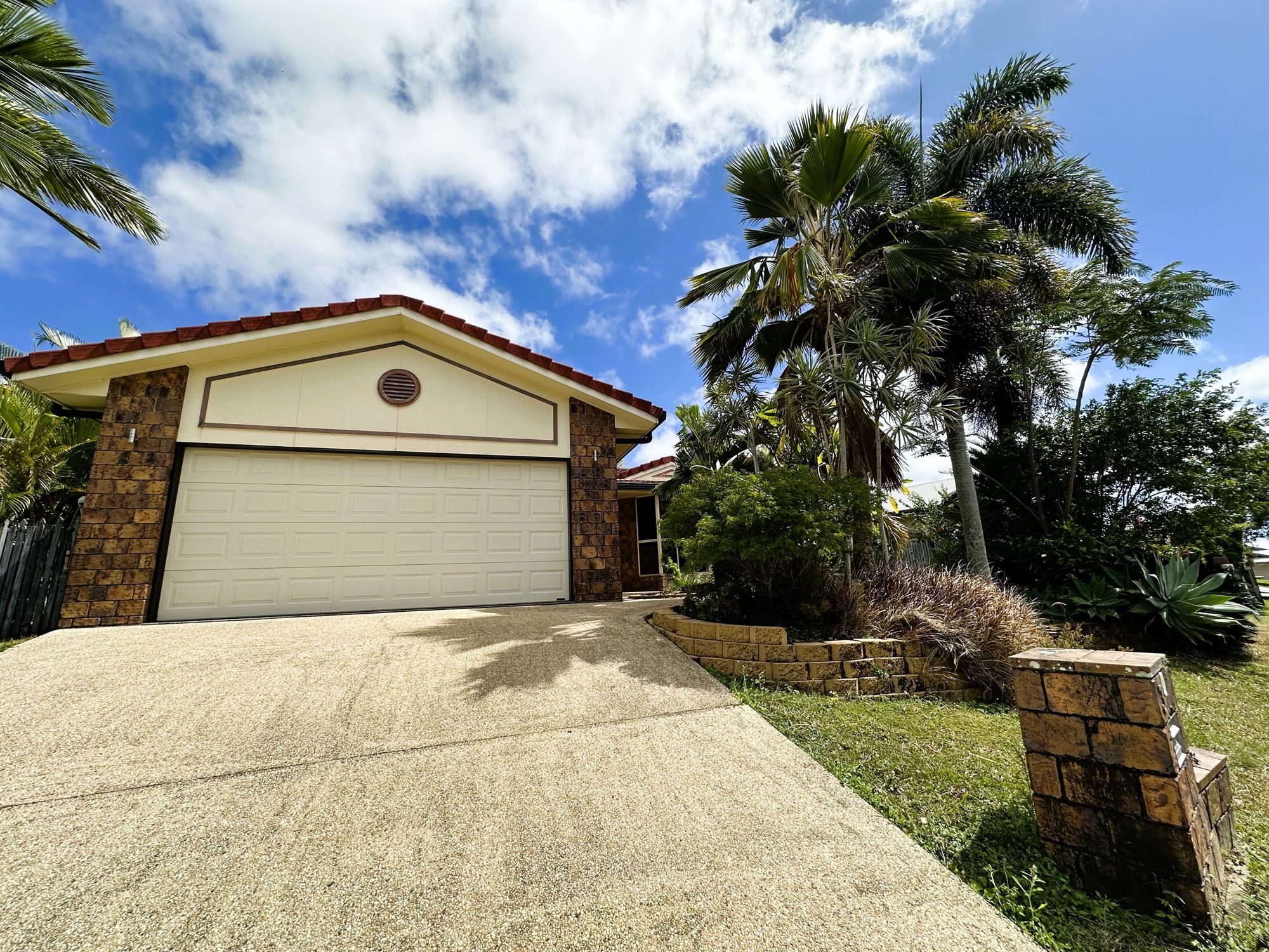 FAMILY HOME IN RURAL VIEW