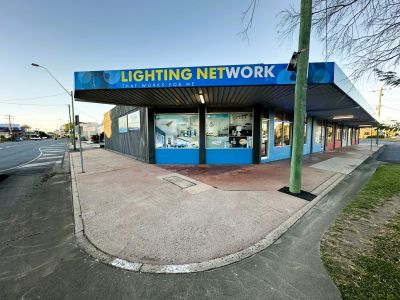 HIGH-EXPOSURE CITY FRINGE LEASE OPPORTUNITY WITH AMPLE PARKING